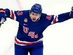 Americký hokejista Quinn Hughes sa teší z víťazného gólu