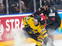 Olen Zellweger a Victor Olofsson počas zápasu o bronz Švédsko - Kanada na MS v hokeji 2024. 