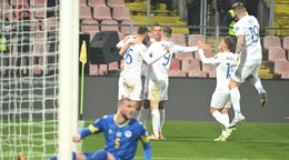 Ľubomír Šatka (štvrtý sprava)  sa teší so spoluhráčmi po strelení  gólu na 1:2 v kvalifikačnom zápase záverečného 10. kola J-skupiny ME 2024 Bosna a Herzegovina - Slovensko v Zenici.
