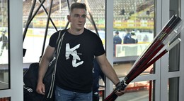 Slovenský hokejový reprezentant Dávid Mudrák prichádza na štadión.
