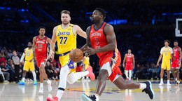 Zion Williamson (vpravo) v zápase proti LA Lakers.