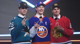 Matthew Schaefer (uprostred), Michael Misa (vľavo) a Anton Frondell (vpravo) sa stali prvými tromi výbermi na drafte NHL 2025. 