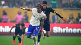 Malik Tillman v súboji s Edsonom Álvarezom vo finále Gold Cupu 2025 USA - Mexiko.