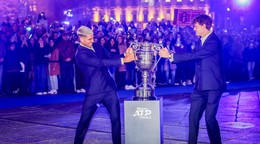 Španielsky tenista Carlos Alcaraz (vľavo) a taliansky tenista Jannik Sinner pózujú s trofejou pred turnajom majstrov v Turíne.