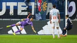 Ilan Kebbal premieňa penaltu