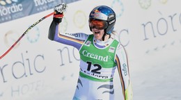 Emma Aicherová sa teší v cieli super-G v Soldeu