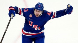 Americký hokejista Quinn Hughes sa teší z víťazného gólu