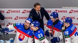 Vladimír Orzságh, v popredí zľava kapitán Marek Hrivík, Adam Liška, Jakub Minárik a Martin Pospíšil.