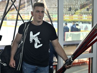 Slovenský hokejový reprezentant Dávid Mudrák prichádza na štadión.