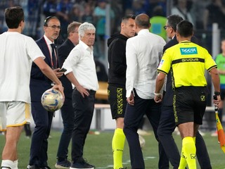 Massimiliano Allegri reaguje na rozhodcu. 