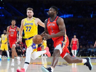 Zion Williamson (vpravo) v zápase proti LA Lakers.