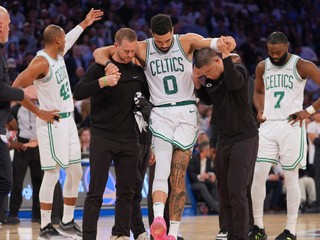 Zranený Jayson Tatum