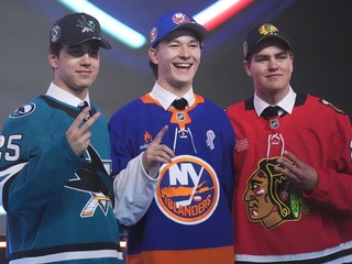 Matthew Schaefer (uprostred), Michael Misa (vľavo) a Anton Frondell (vpravo) sa stali prvými tromi výbermi na drafte NHL 2025. 