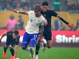 Malik Tillman v súboji s Edsonom Álvarezom vo finále Gold Cupu 2025 USA - Mexiko.