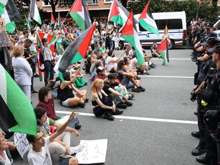 Propalestínske protesty blokujú cestu na tohtoročnej Vuelta a España.