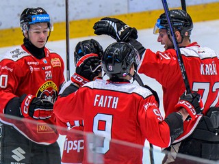 Hokejisti Banskej Bystrice sa tešia z gólu