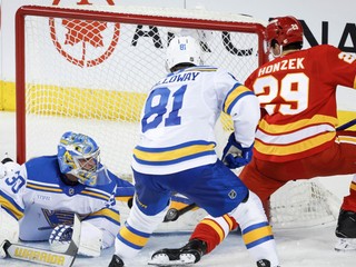 Samuel Honzek (Calgary) vo veľkej príležitosti pred bránkou St. Louis. 