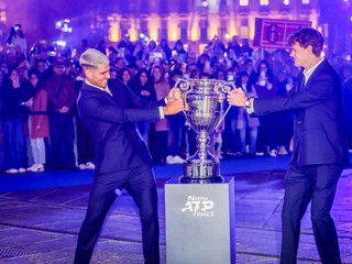 Španielsky tenista Carlos Alcaraz (vľavo) a taliansky tenista Jannik Sinner pózujú s trofejou pred turnajom majstrov v Turíne.