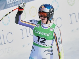 Emma Aicherová sa teší v cieli super-G v Soldeu