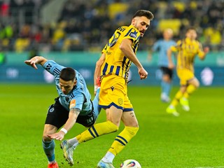 Nino Kukovec (uprostred) a hráč Slovana Svetozar Markovič bojujú o loptu v zápase 19. kola Niké ligy FC DAC 1904 Dunajská Streda - ŠK Slovan Bratislava.