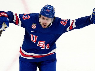Americký hokejista Quinn Hughes sa teší z víťazného gólu