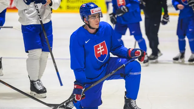 Filip Mešár počas prvého tréningu slovenskej hokejovej reprezentácie pred MS v hokeji 2026