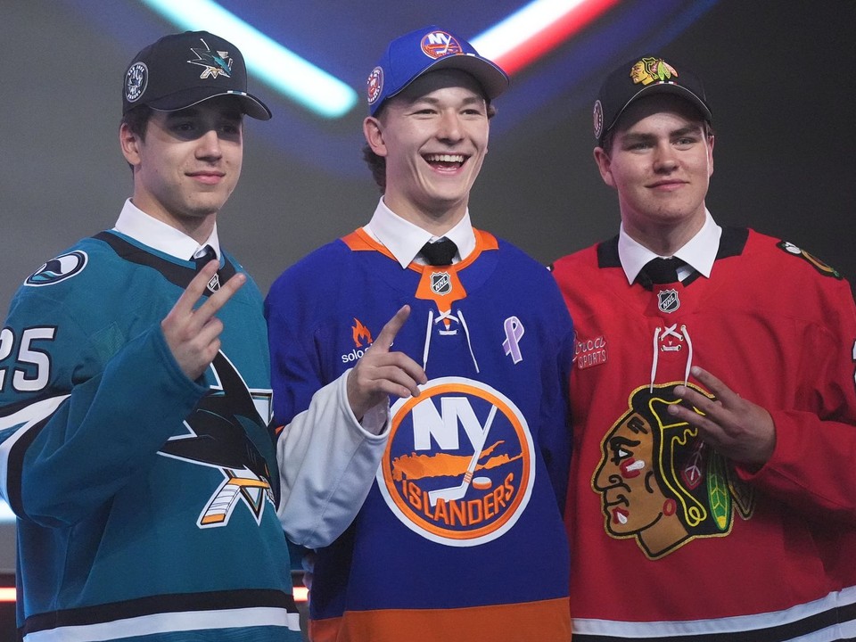 Matthew Schaefer (uprostred), Michael Misa (vľavo) a Anton Frondell (vpravo) sa stali prvými tromi výbermi na drafte NHL 2025. 