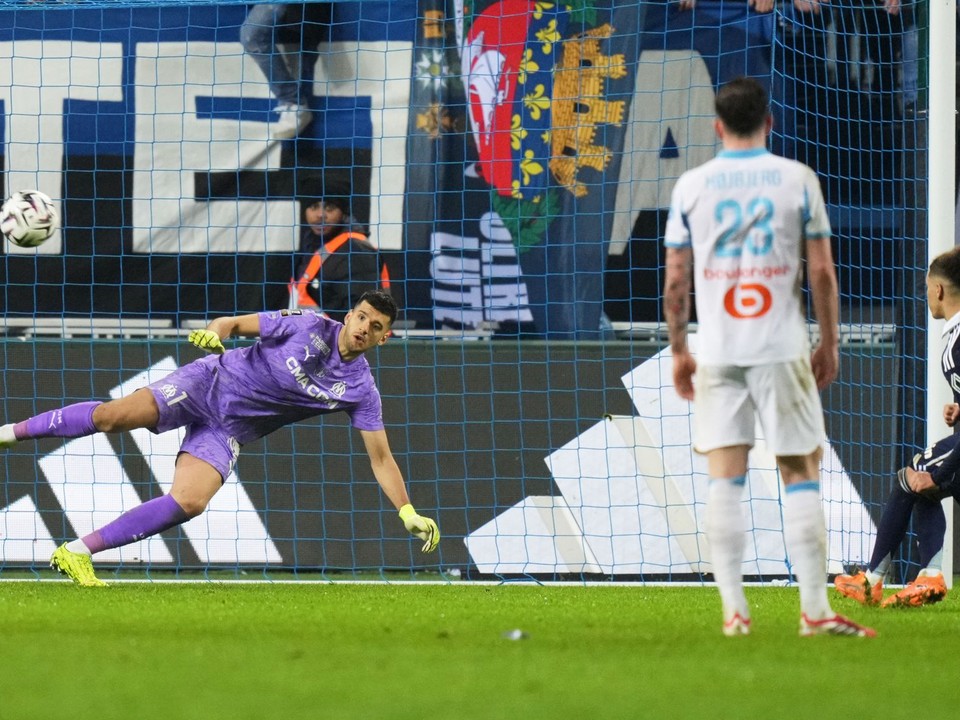 Ilan Kebbal premieňa penaltu