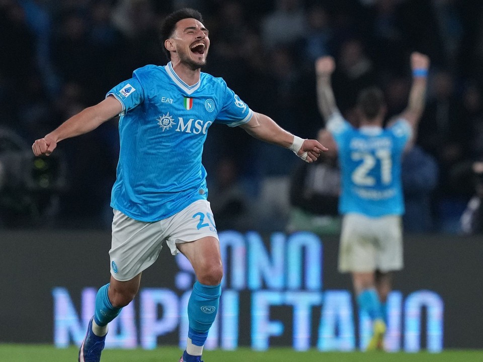 Eljif Elmas oslavuje gól