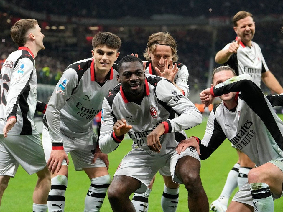 Futbalisti AC Miláno oslavujú gól
