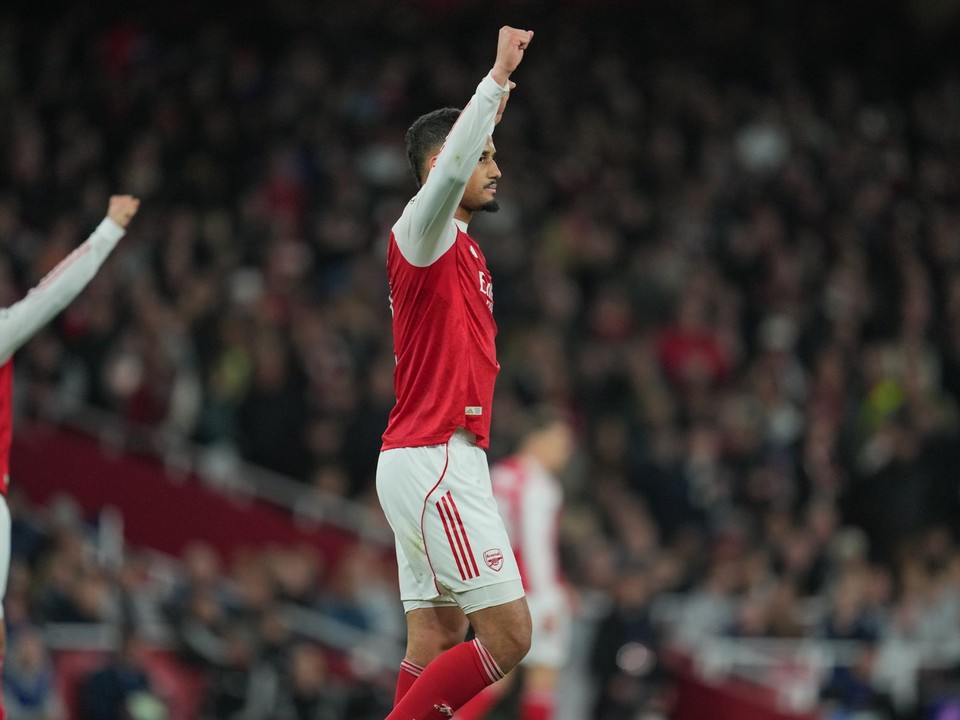 Futbalisti Arsenalu Martin Zubimendi (vľavo) a William Saliba sa tešia po odvete štvrťfinále Ligy majstrov FC Arsenal - Sporting Lisabon