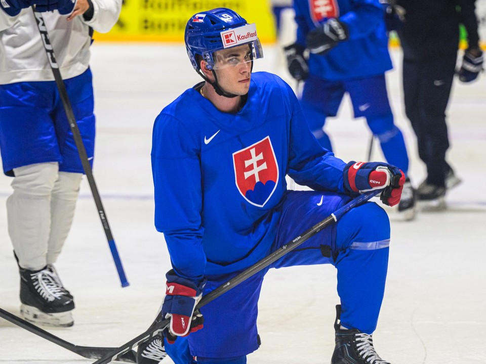Filip Mešár počas prvého tréningu slovenskej hokejovej reprezentácie pred MS v hokeji 2026