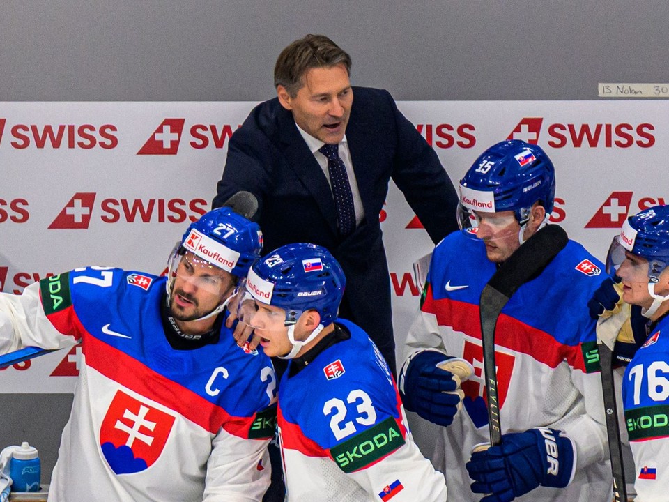 Vladimír Orzságh, v popredí zľava kapitán Marek Hrivík, Adam Liška, Jakub Minárik a Martin Pospíšil.