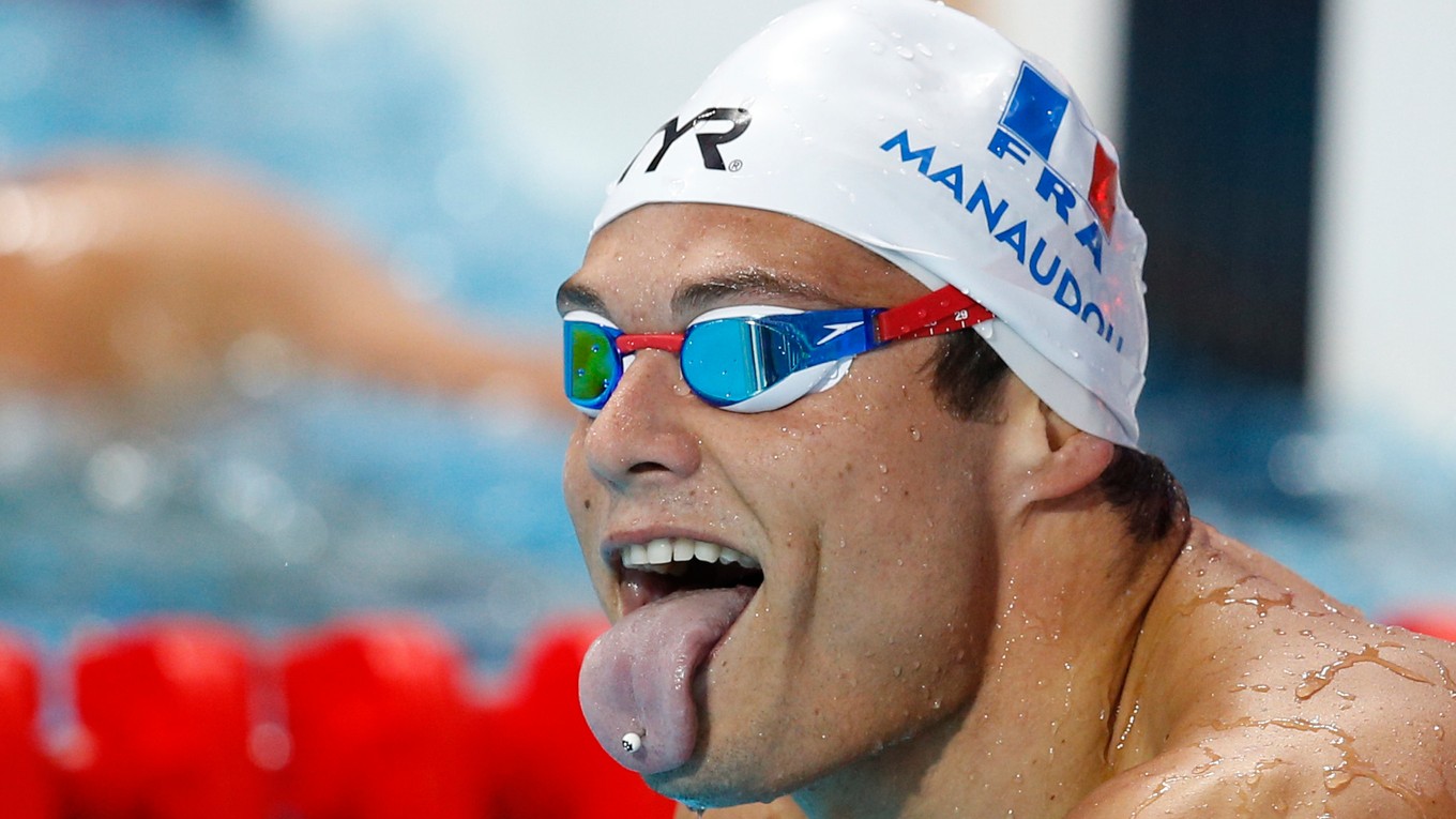 Francúz Florent Manaudou vyplazuje jazyk po víťazstve vo finále na 50 metrov motýlik na MS FINA v ruskej Kazani 3. augusta 2015.