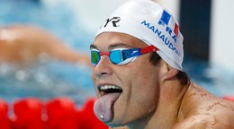 Francúz Florent Manaudou vyplazuje jazyk po víťazstve vo finále na 50 metrov motýlik na MS FINA v ruskej Kazani 3. augusta 2015.