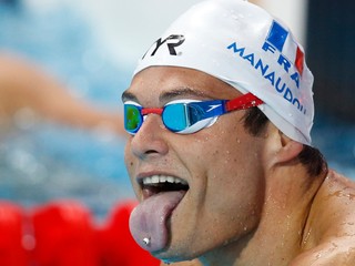 Francúz Florent Manaudou vyplazuje jazyk po víťazstve vo finále na 50 metrov motýlik na MS FINA v ruskej Kazani 3. augusta 2015.