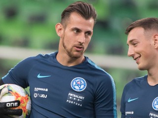 Martin Dúbravka (vľavo) na tréningu s Róbertom Boženíkom. 