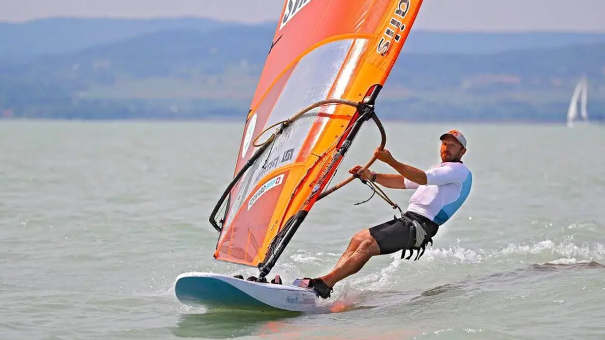 Windsurfista Patrik Pollák.