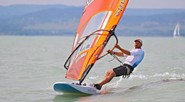 Windsurfista Patrik Pollák.