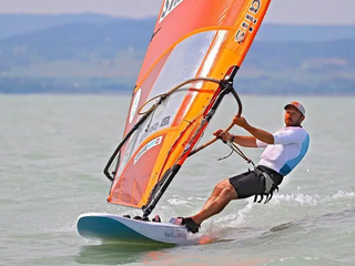 Windsurfista Patrik Pollák.