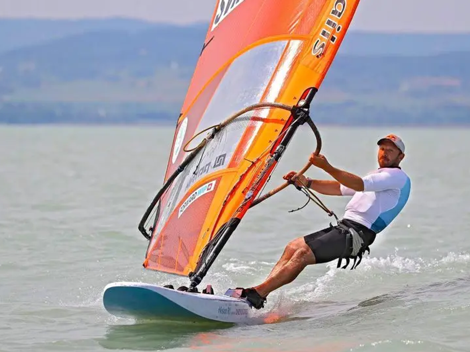 Windsurfista Patrik Pollák.