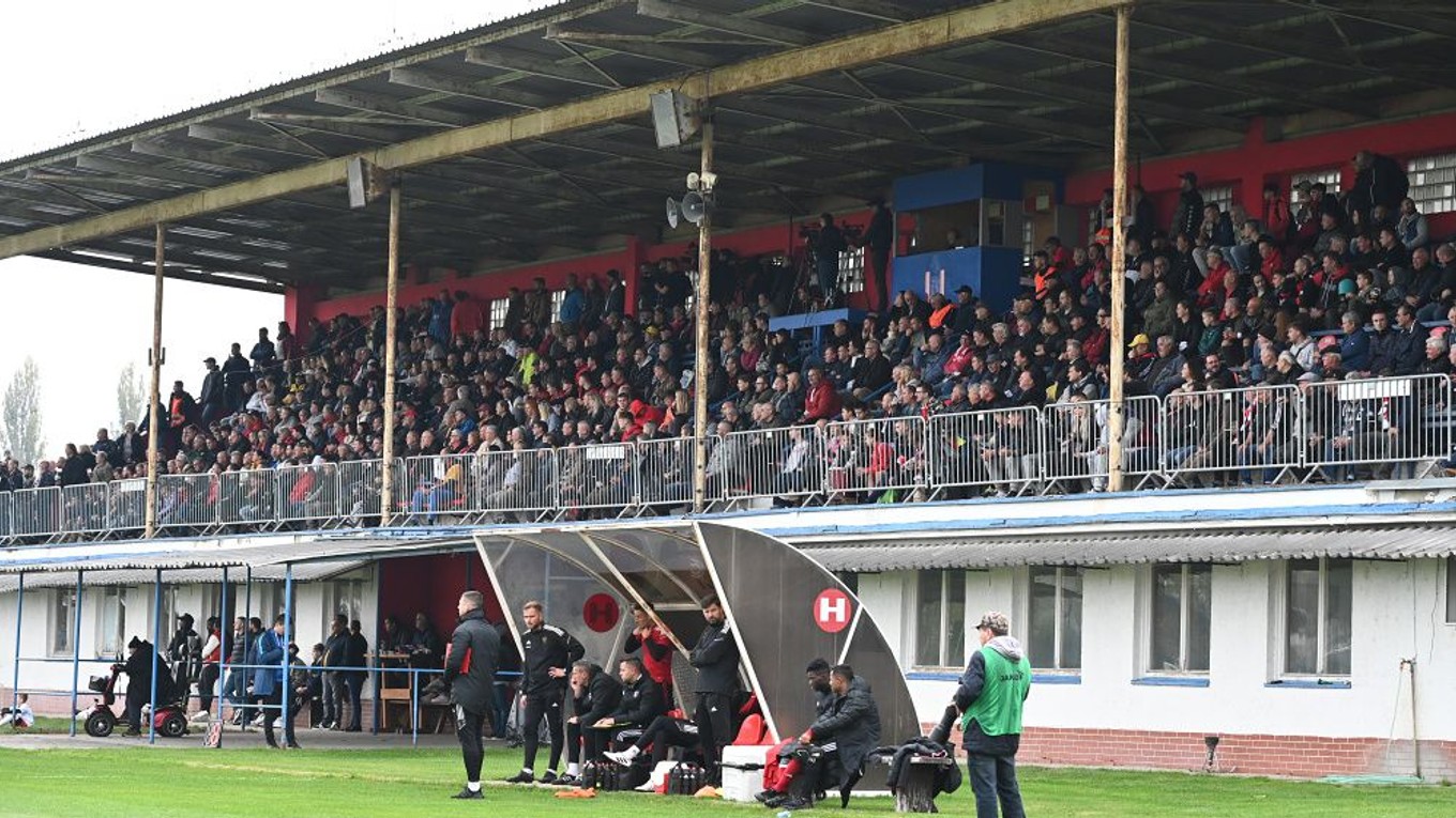 Plná tribúna v Seredi v zápase proti Trnave minulý rok.
