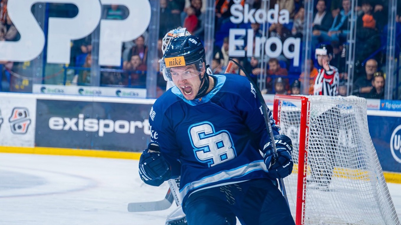 Obranca HC Slovan Bratislava Tomáš Kráľovič oslavuje premenený nájazd.