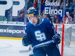 Obranca HC Slovan Bratislava Tomáš Kráľovič oslavuje premenený nájazd.