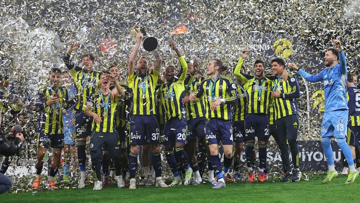 Milan Škriniar oslavuje triumf Fenerbahce v Tureckom superpohári