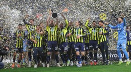 Milan Škriniar oslavuje triumf Fenerbahce v Tureckom superpohári