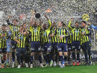 Milan Škriniar oslavuje triumf Fenerbahce v Tureckom superpohári