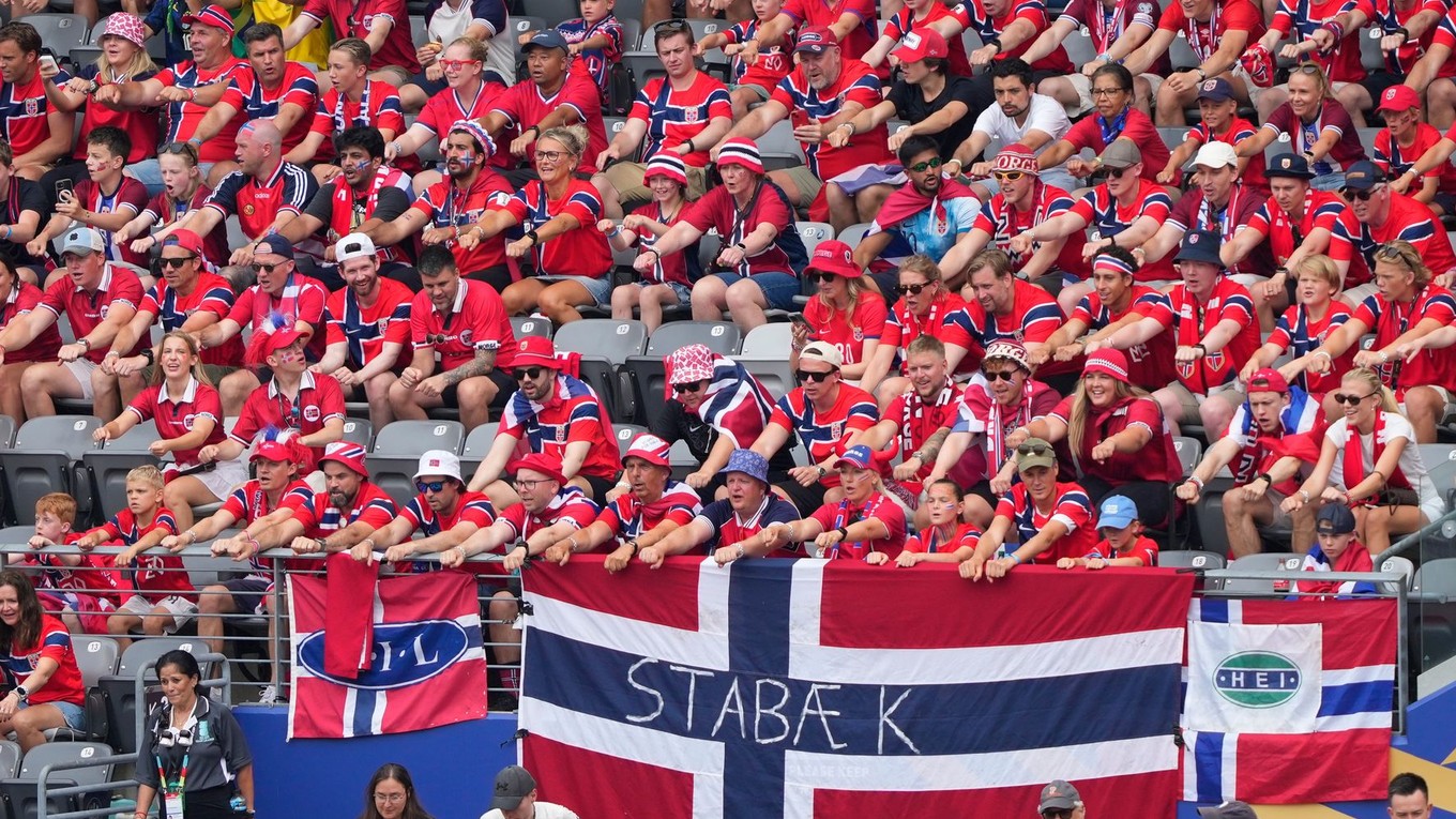 Na snímke fanúšikovia Nórska predvádzajú legendárne vikingské veslovanie
