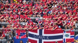Na snímke fanúšikovia Nórska predvádzajú legendárne vikingské veslovanie