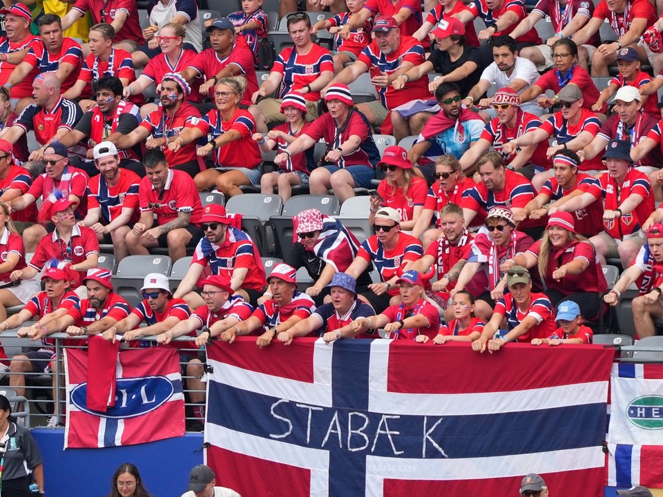 Na snímke fanúšikovia Nórska  predvádzajú legendárne vikingské veslovanie 